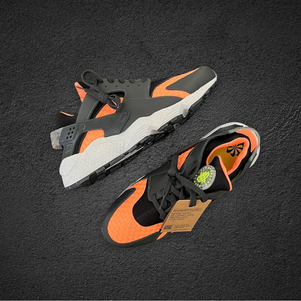 ✔️NIB✔️ NIKE Air Huarache Crater Premium Black Atomic Orange